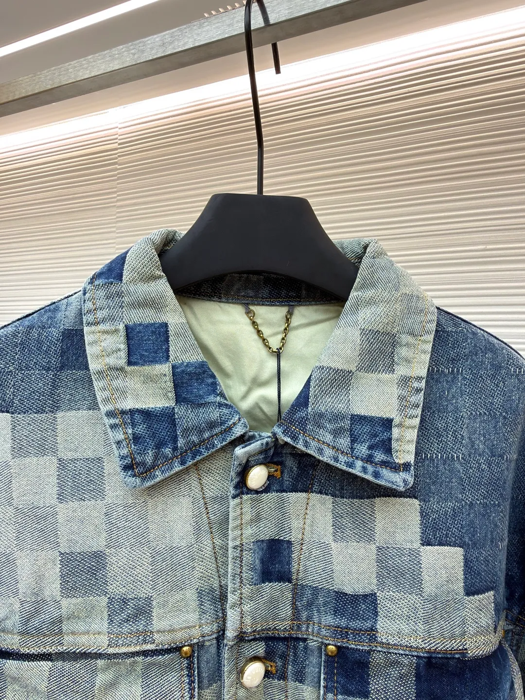 LOUIS VUITTON mosaic denim jacket ●Authentic product: purchased and developed by 13939 ●Item number: 1680240-C05 ●Fabric: denim fabric ●Technology: embossed embossing ●Version: fitted version ●Weight: about 1060 grams ●Size: 30-32-34-36 ●Description: Integrating Monogram embossed pockets into a casual workwear silhouette, it can create a trendy look with the same style of overalls, or it can be mixed and matched with separate items to explore more fashion possibilities. Positioned panel splicing design, slightly distressed, washed blue, square nails with lettering under the left sleeve, decorative zipper, snap buttons at the front, standard cut version, casual style, suitable for both men and women. Original goods, washed casual jeans, imported original washed stretch fabric, comfortable and elastic, original hardware accessories decorated with logo, super correct fit, extremely high grade, high quality, fashionable and stylish upper body. The overall wiring is straight and delicate, the fabric is comfortable and soft, and the color is consistent without color difference. It can be matched with the same style to create a fashionable look and control various occasions. Customized accessories, complete with three standards, same style for men and women!